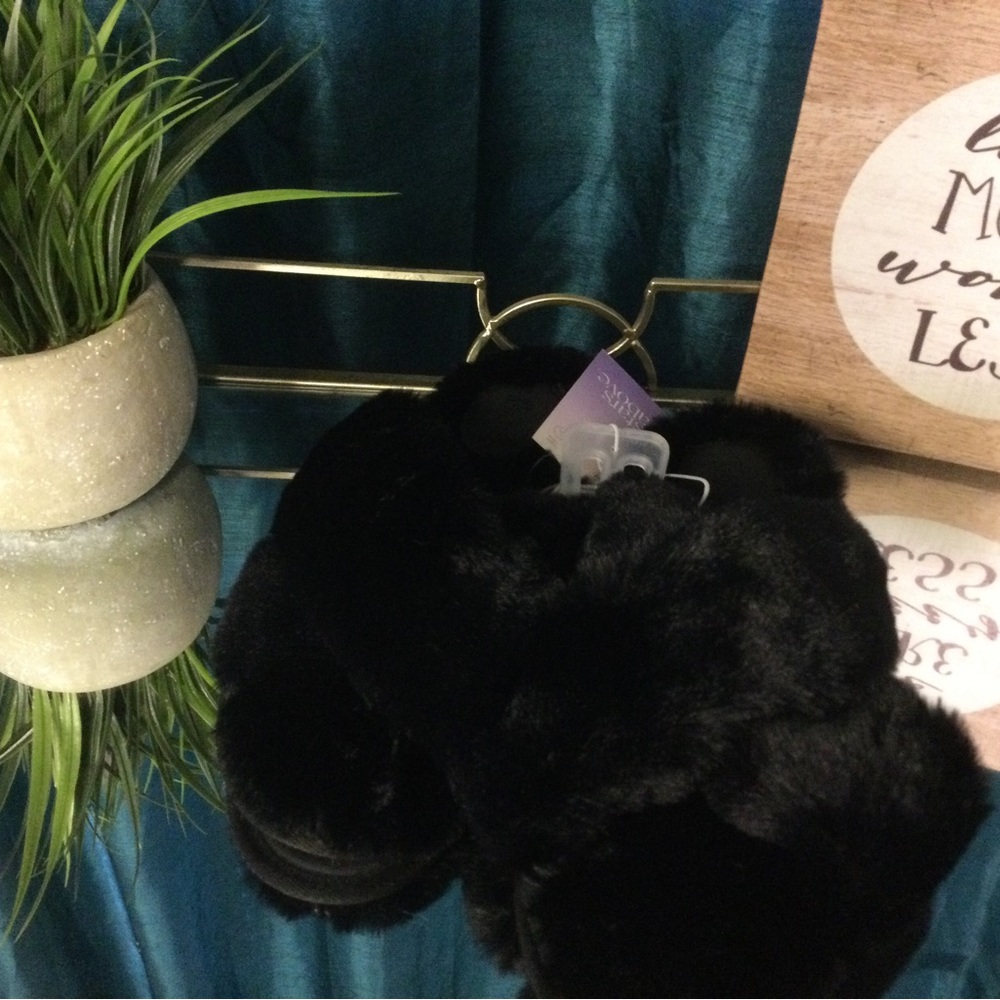 Comfortable, furry slippers Black, Large, NWT